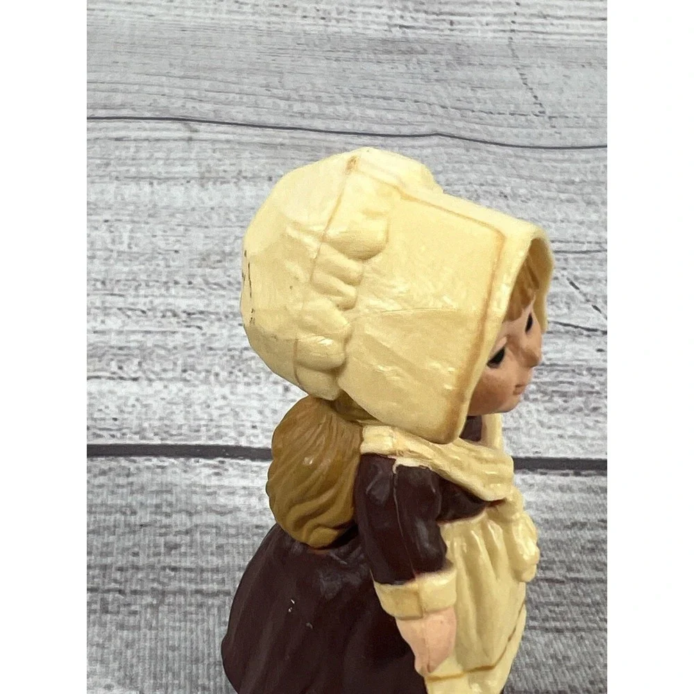 Vintage Hallmark Merry Miniatures Pilgrim Girl Figurine‎ Flowers 2